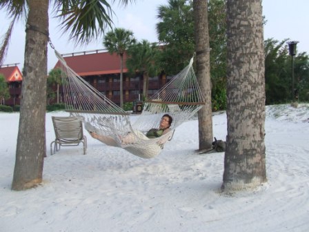 (Ir)ma in de hangmat voor ons hotel